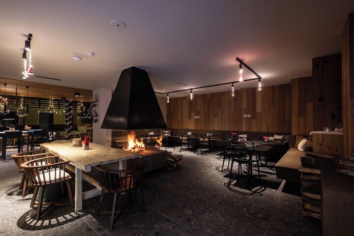 Lounge 71 of 85