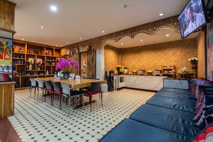 Lounge 22 of 29