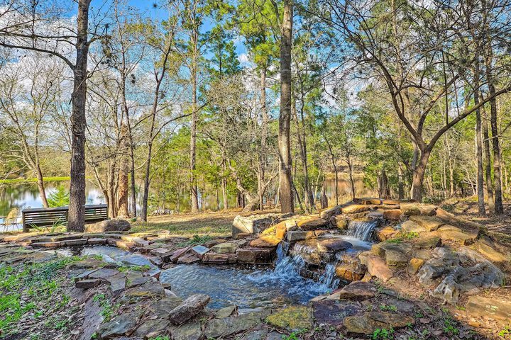 Lodge on Lake Siesta: Spacious La Grange Retreat!