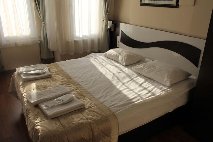 Room 5 of 16