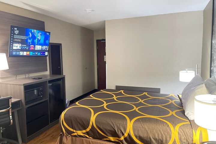 1 Queen Bed (18 of 29)