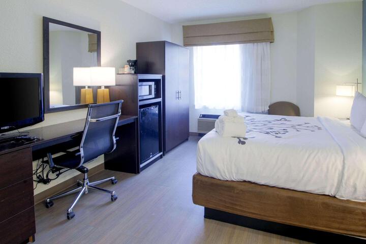Queen Bed Accessible (11 of 22)