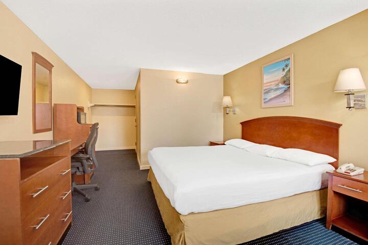 1 King Bed (4 of 17)