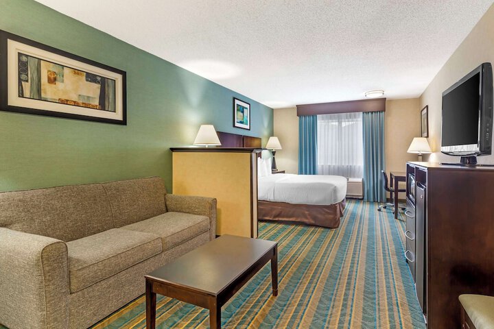 1 King Bed Microwave, Refrigerator Work Desk WiFi Full Breakfast (2 of 21)