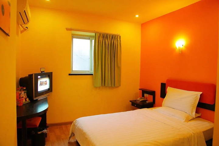 Room 3 of 8
