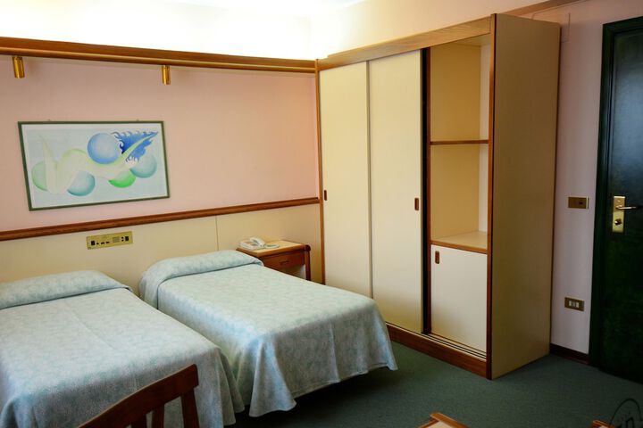 Room 8 of 36