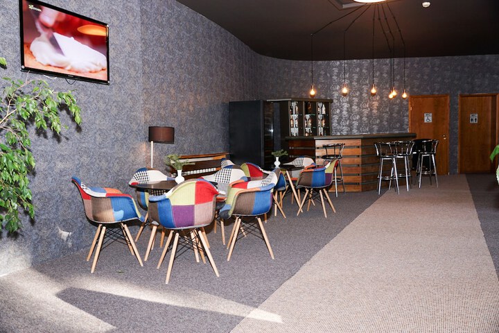Lounge 22 of 36