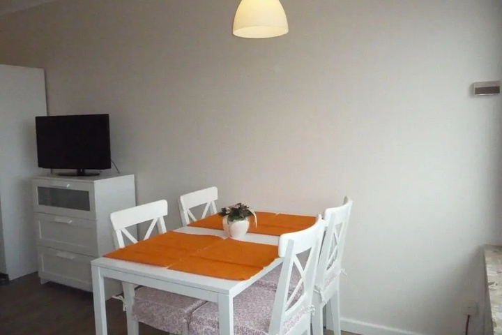 Room 2 of 10