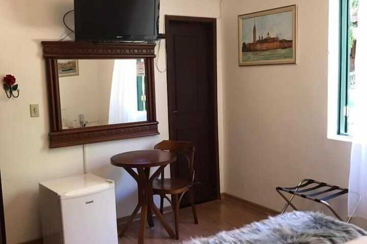 Room 27 of 92