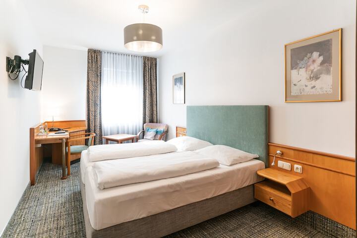 Room 5 of 33