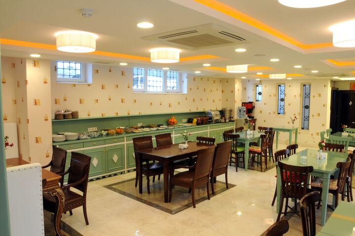 Breakfast area