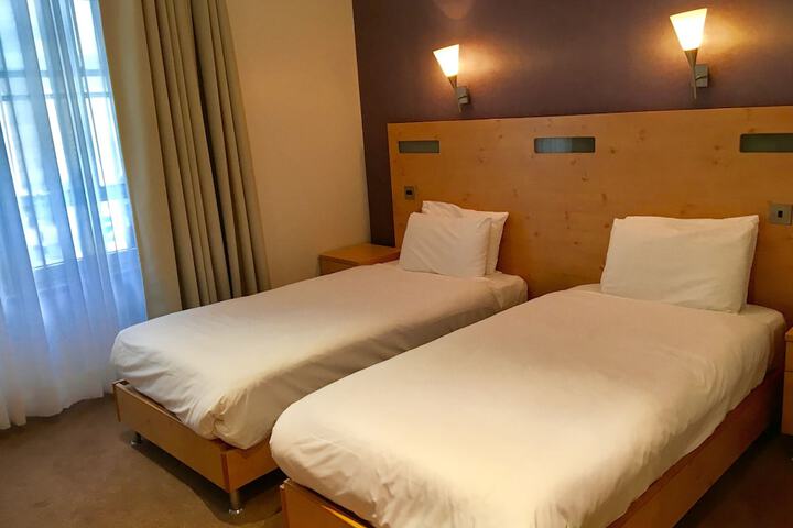 Room 11 of 33