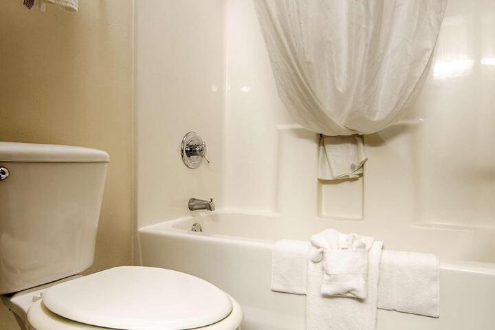 1 King Bed Ground Floor Smart TV, Microwave and Refrigerator Wood Floor WiFi Full Breakfast (6 of 21)