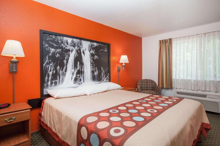1 Queen Bed (4 of 8)