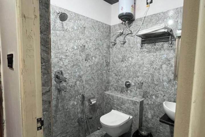 Room 9 of 12