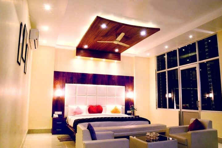 Room 8 of 25