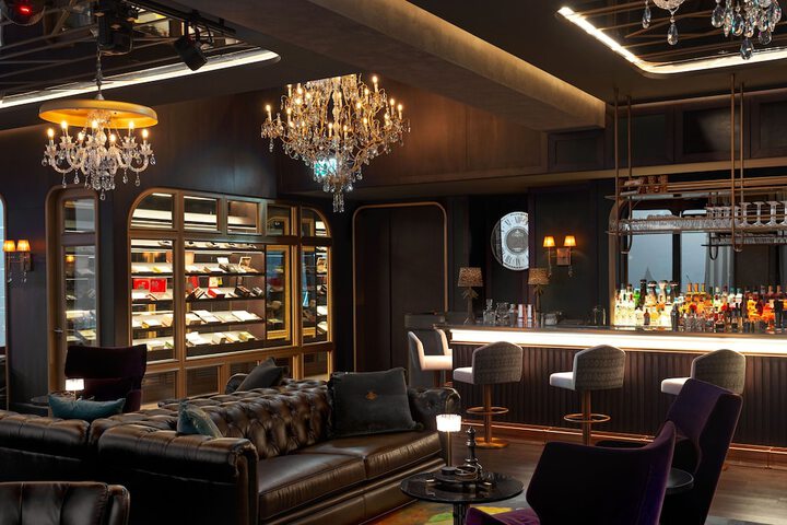 Lounge 113 of 126