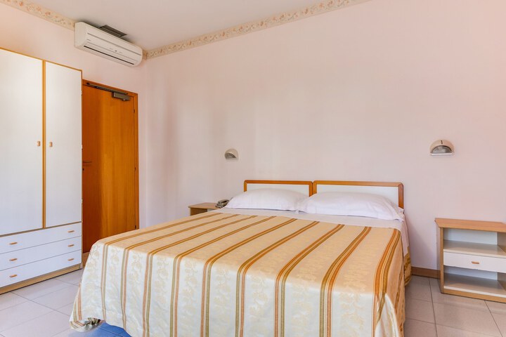 Room 10 of 49