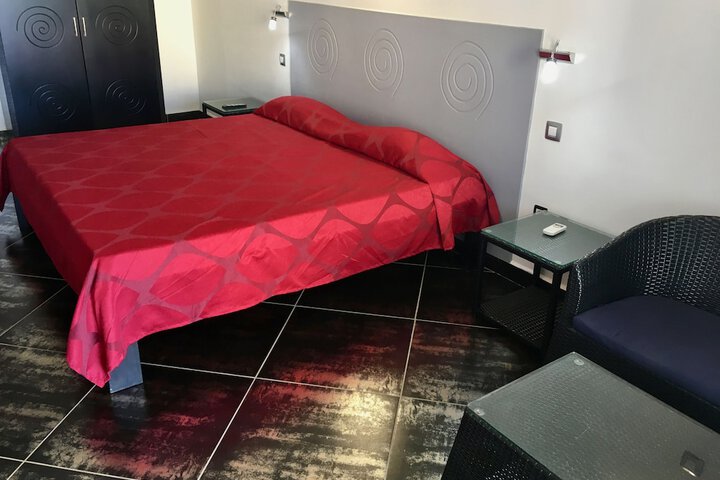 Room 4 of 90