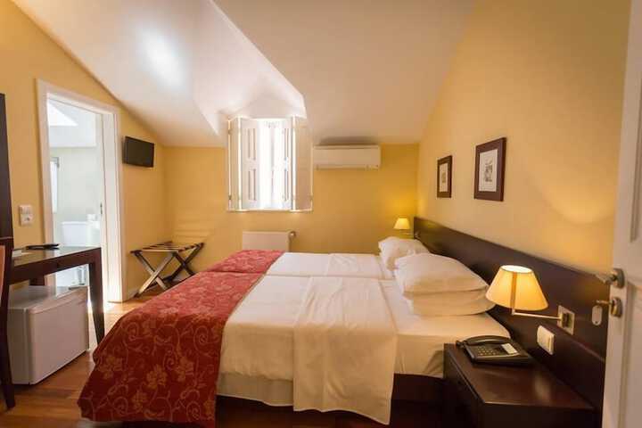 Room 6 of 33