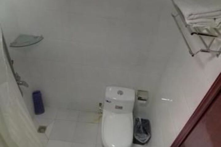 Room 8 of 16