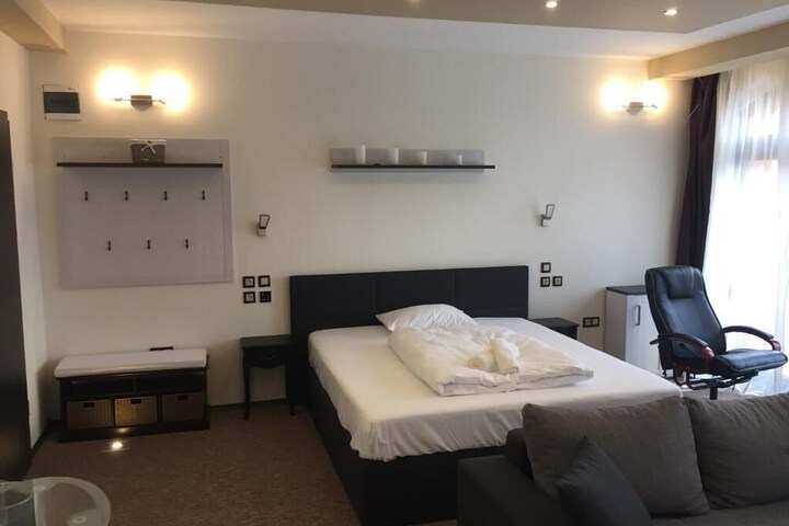 Room 6 of 48