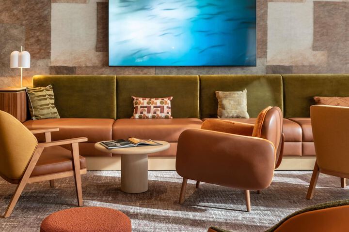 Lounge 49 of 79