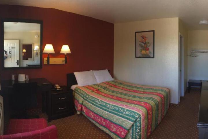 1 Queen Bed (7 of 7)