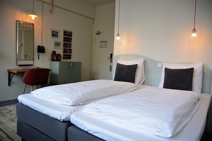Room 5 of 65