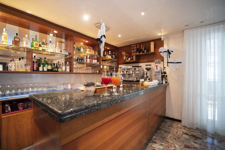 Lounge 16 of 19