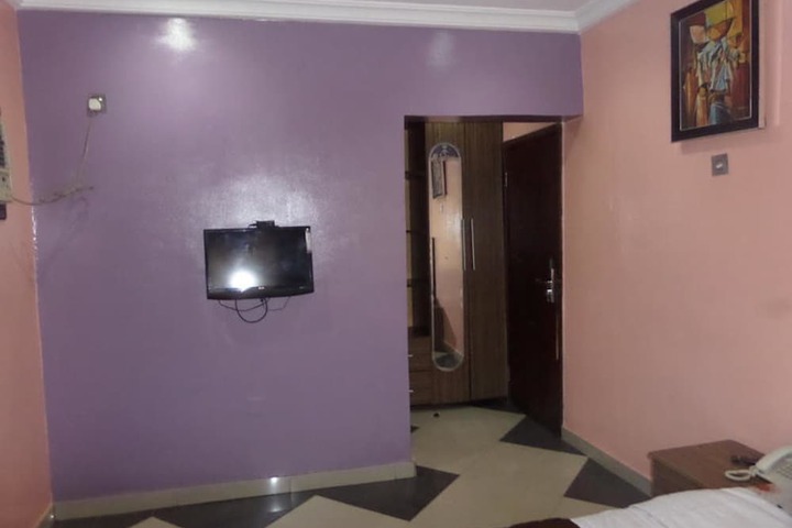 Room 10 of 14