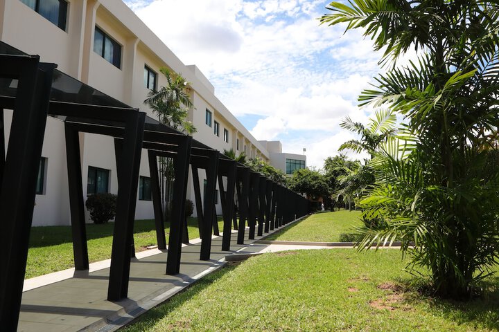 Hotel Exterior 66 of 70