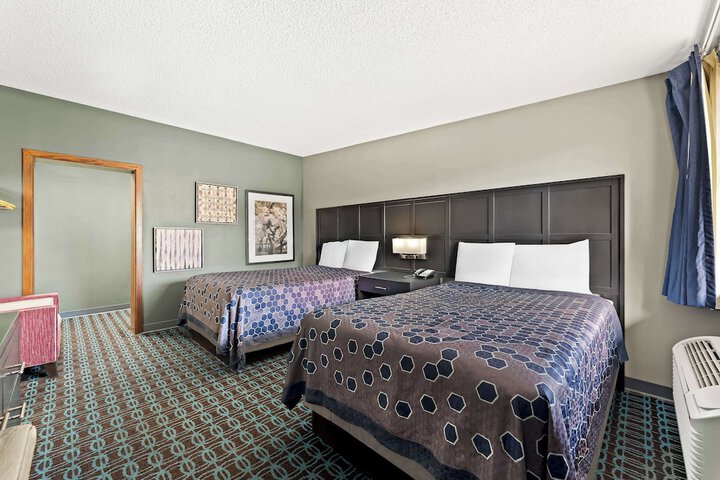 2 Double Beds (6 of 10)