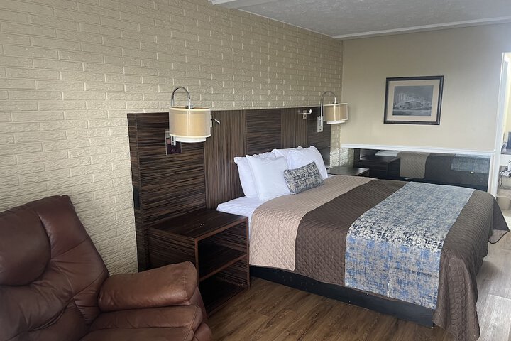 1 King Bed (2 of 17)