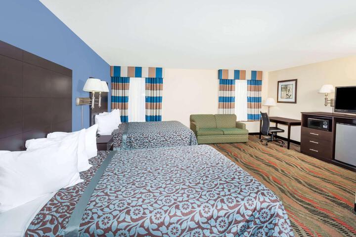 2 Queen Beds (8 of 12)