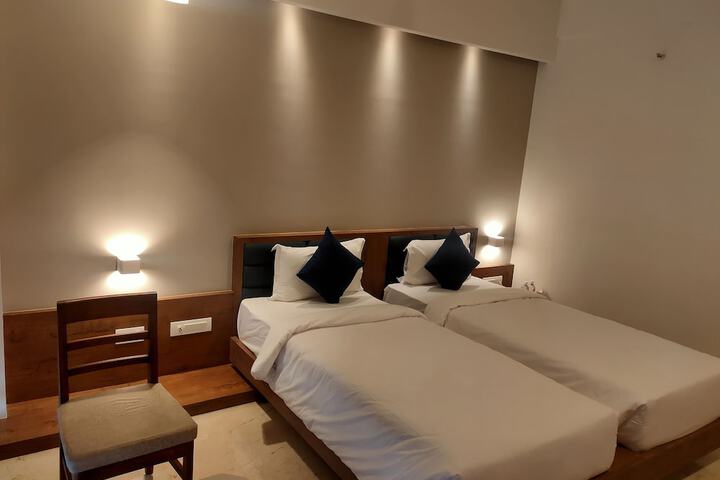 Room 13 of 32