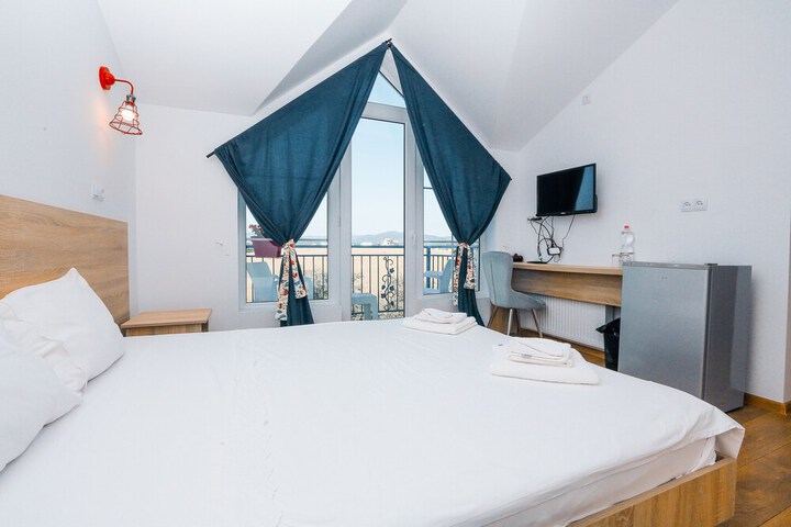 Room 4 of 79