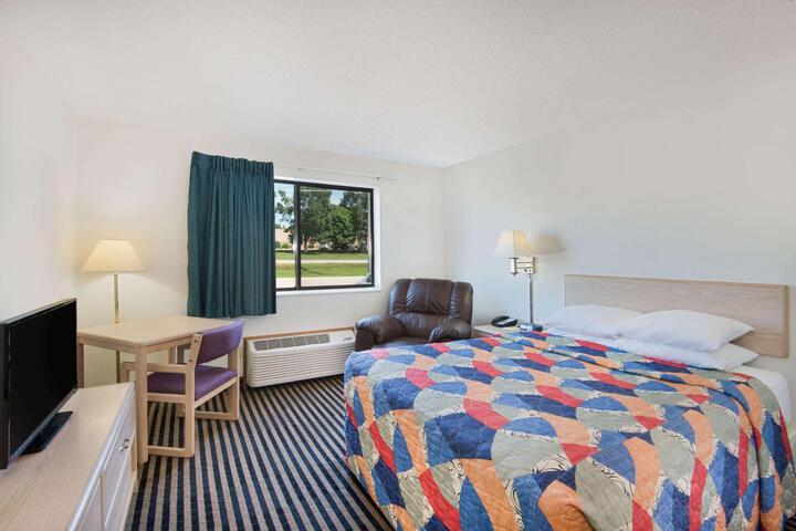 1 Queen Bed (1 of 26)
