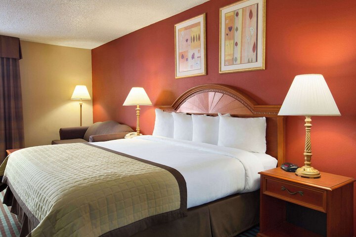 1 King Bed Mobility Accessible (2 of 14)