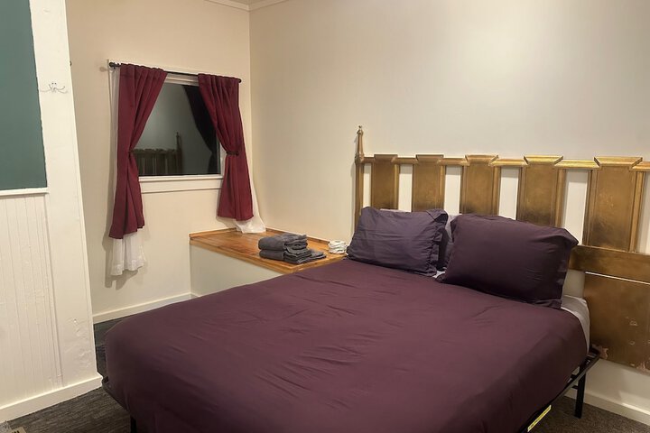 Basic Double Room 1 Queen Bed Shared Bathroom (3 of 14)