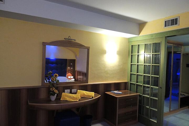 Room 12 of 68