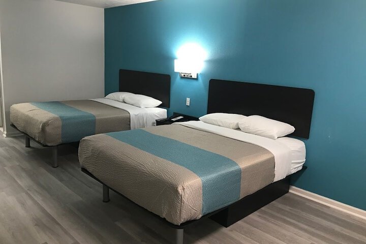 2 Queen Beds Micfridge (2 of 10)