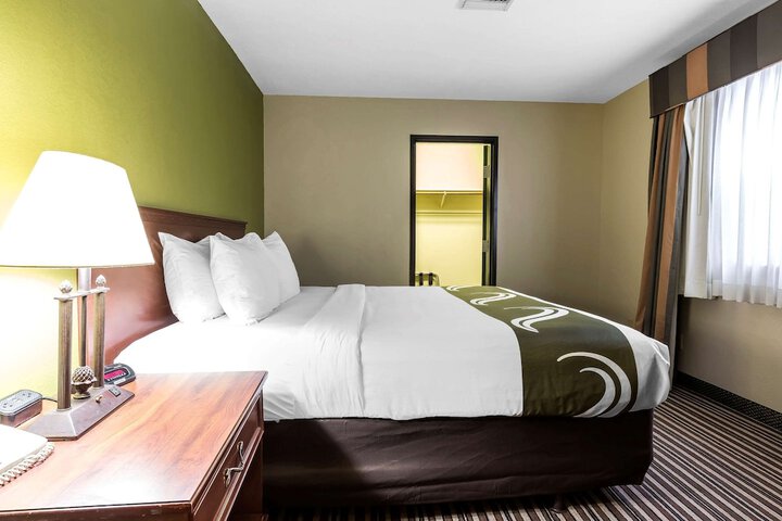 1 King Bed (15 of 17)