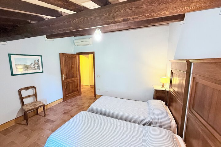 Room 12 of 83