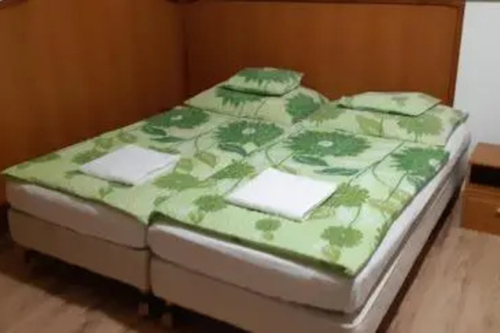 Room 6 of 14