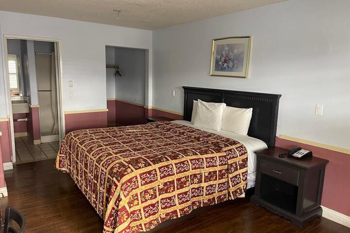 1 Queen Bed (6 of 12)