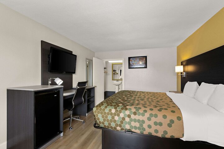 1 King Bed (8 of 14)