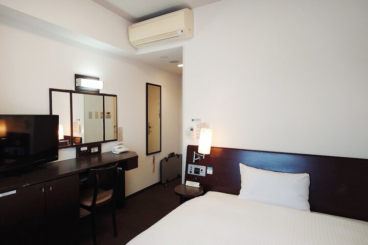 Room 3 of 32