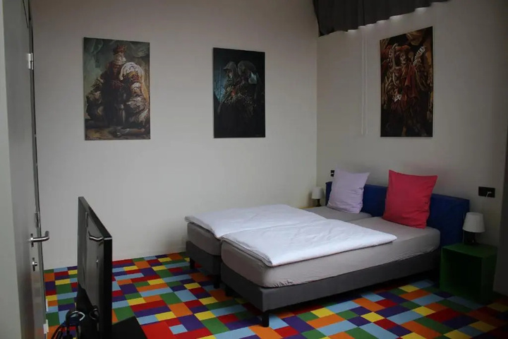 Room 4 of 17