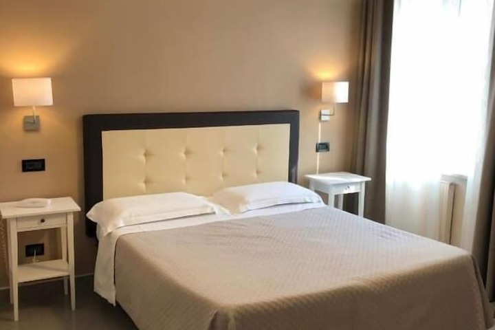 Room 26 of 102